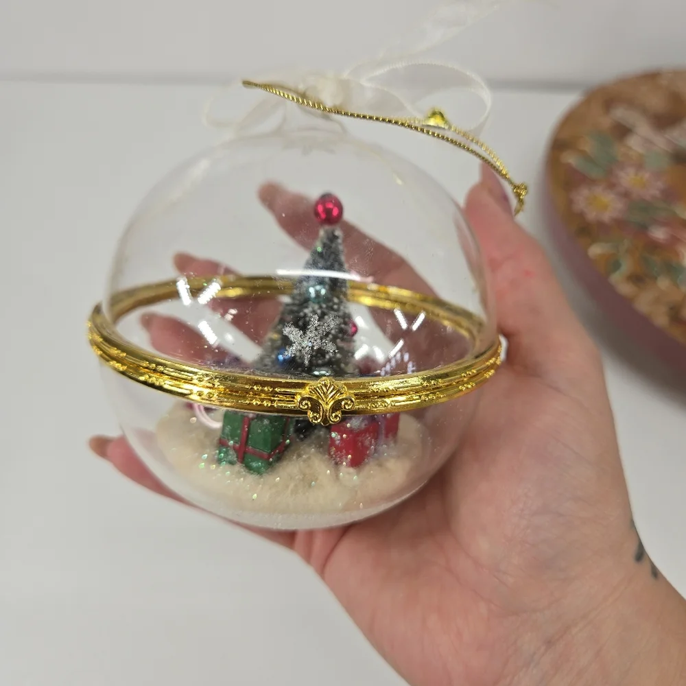 VTG Christmas Clear Glass‎ Round Trinket Box Ornament Mini Diorama Winter Wonder